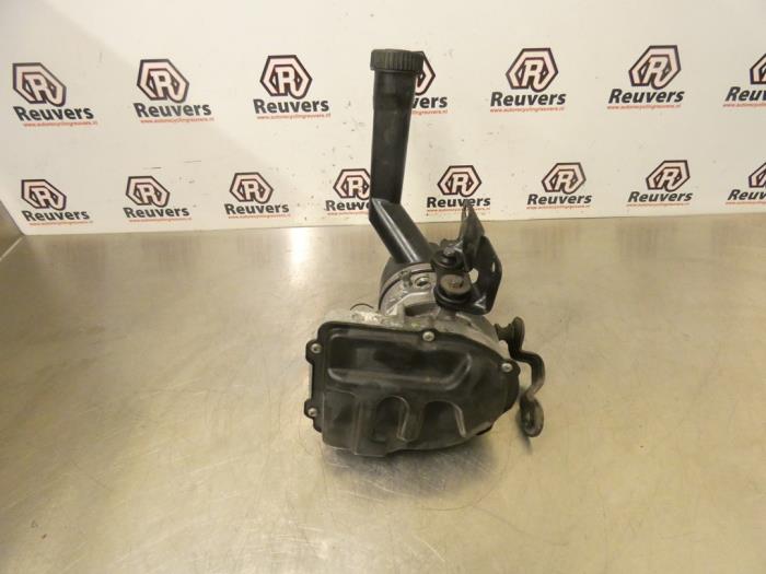 Power steering pump from a Peugeot 308 SW (4E/H) 1.6 VTI 16V 2012