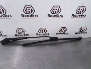 Używane Ramie wycieraczki przedniej Ford StreetKa 1.6i Cena € 15,00 Procedura marży oferowane przez Autorecycling Reuvers B.V.