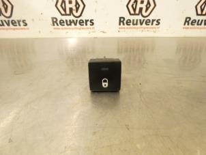 Used Central locking switch Citroen Berlingo 1.6 Hdi 75 16V Phase 1 Price € 10,00 Margin scheme offered by Autorecycling Reuvers B.V.