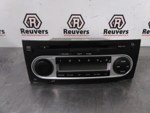 Usados Reproductor de CD y radio Mitsubishi Colt (Z2/Z3) 1.1 12V Precio € 40,00 Norma de margen ofrecido por Autorecycling Reuvers B.V.