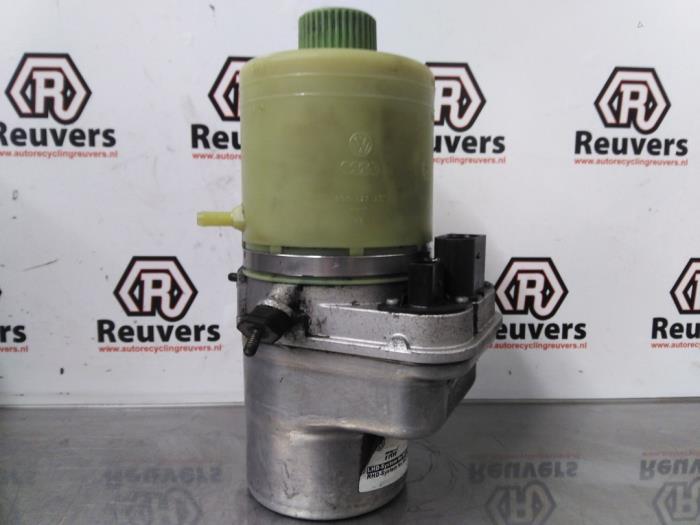 Power steering pump from a Volkswagen Polo IV (9N1/2/3) 1.2 12V 2003