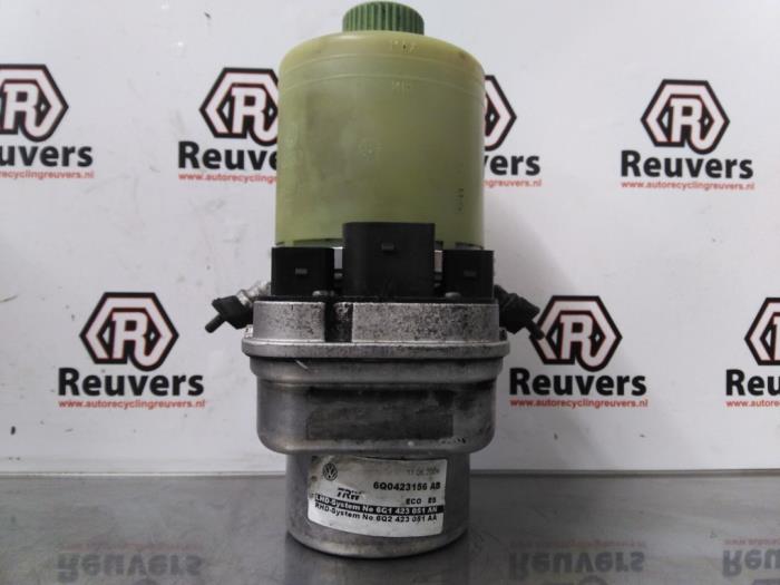 Power steering pump from a Volkswagen Polo IV (9N1/2/3) 1.2 12V 2003