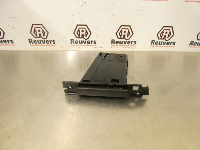 Gebrauchte Getränkehalter BMW 3 serie (E90) 318i 16V Preis € 15,00 Margenregelung angeboten von Autorecycling Reuvers B.V.