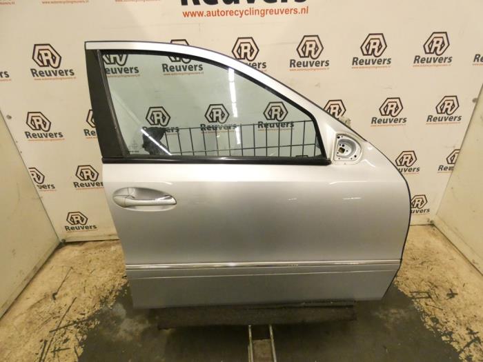 Begagnade Framdörr, 4-dörrars, höger Mercedes E Combi (S211) 3.0 E-320 CDI V6 24V Pris € 100,00 Marginaltabell erbjuds av Autorecycling Reuvers B.V.