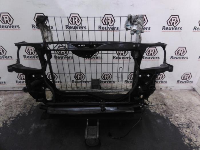 Używane Panel przedni Audi A4 Avant (B7) 2.5 TDI V6 24V Cena € 60,00 Procedura marży oferowane przez Autorecycling Reuvers B.V.