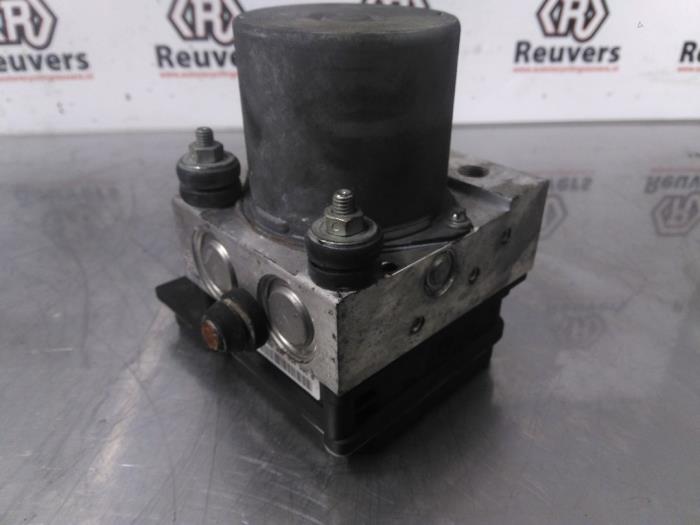ABS-pump från en Audi A4 Avant (B7) 2.5 TDI V6 24V 2005