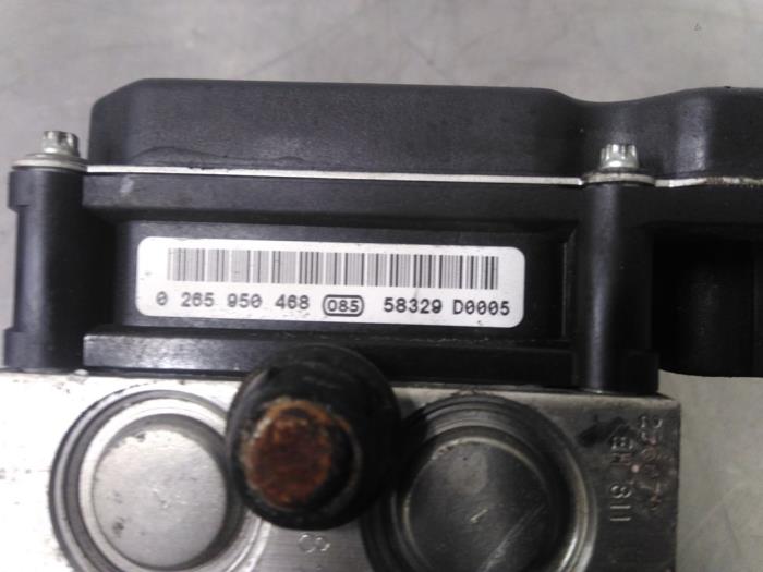 ABS-pump från en Audi A4 Avant (B7) 2.5 TDI V6 24V 2005
