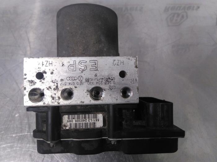 ABS-pump från en Audi A4 Avant (B7) 2.5 TDI V6 24V 2005