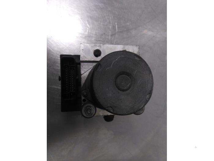 ABS-pump från en Audi A4 Avant (B7) 2.5 TDI V6 24V 2005