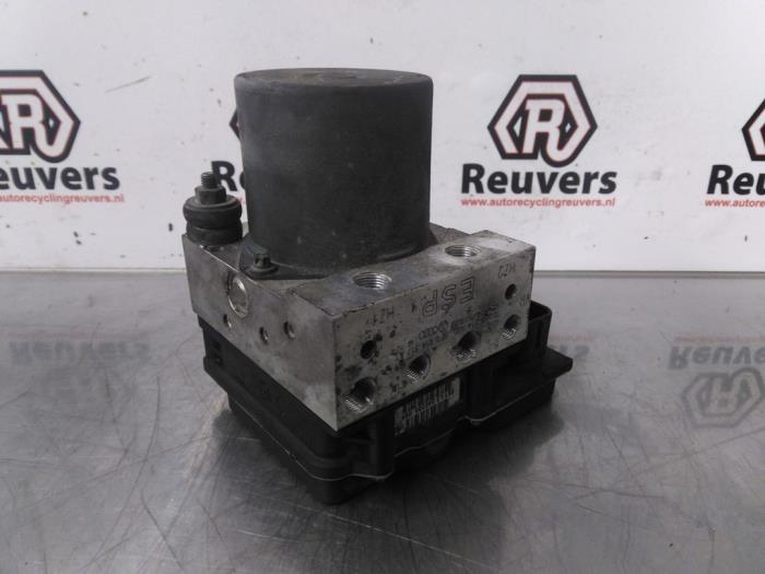 Begagnade ABS-pump Audi A4 Avant (B7) 2.5 TDI V6 24V Pris € 60,00 Marginaltabell erbjuds av Autorecycling Reuvers B.V.