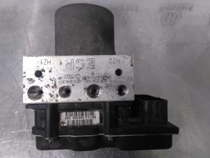 ABS-pump från en Audi A4 Avant (B7) 2.5 TDI V6 24V 2005