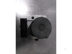 ABS-pump från en Audi A4 Avant (B7) 2.5 TDI V6 24V 2005