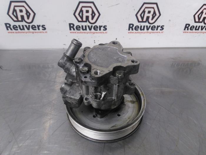 Usagé Pompe de direction Audi A4 Avant (B7) 2.5 TDI V6 24V Prix € 30,00 Règlement à la marge proposé par Autorecycling Reuvers B.V.