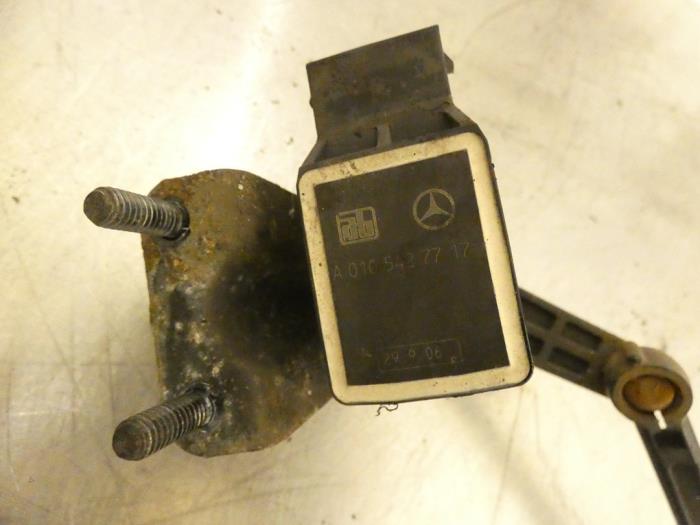 Anti-roll control sensor from a Mercedes-Benz E Combi (S211) 3.0 E-320 CDI V6 24V 2008