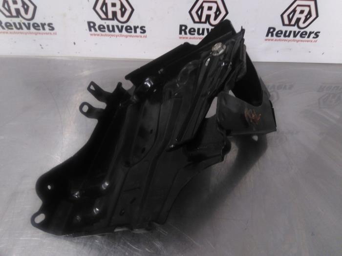Begagnade Batterilåda Peugeot 107 1.0 12V Pris € 15,00 Marginaltabell erbjuds av Autorecycling Reuvers B.V.