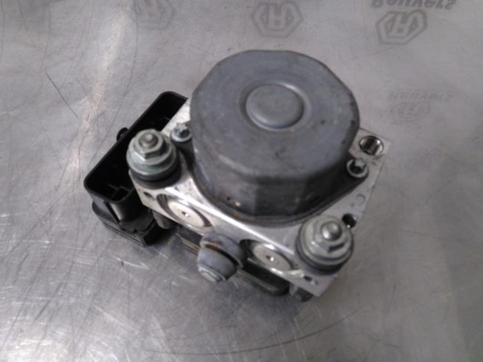 Pompe ABS d'un Peugeot 107 1.0 12V 2012
