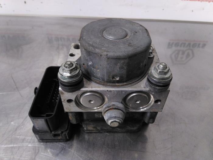 Pompe ABS d'un Peugeot 107 1.0 12V 2012