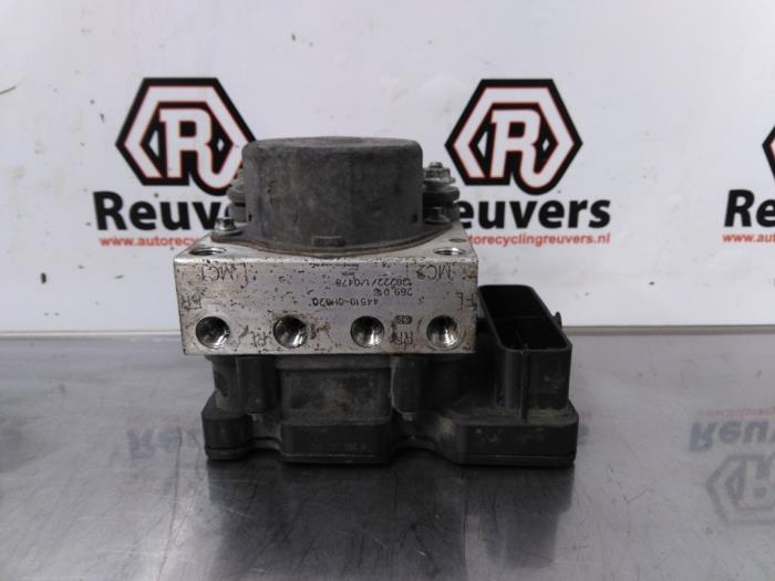 Usagé Pompe ABS Peugeot 107 1.0 12V Prix € 40,00 Règlement à la marge proposé par Autorecycling Reuvers B.V.