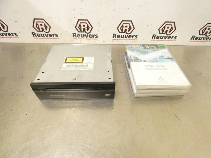 Usagé Ecran Gps Mercedes E Combi (S211) 3.0 E-320 CDI V6 24V Prix € 150,00 Règlement à la marge proposé par Autorecycling Reuvers B.V.