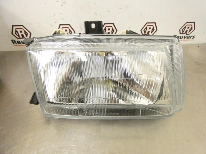 Używane Reflektor prawy Volkswagen Caddy II (9K9A) Cena € 45,00 Procedura marży oferowane przez Autorecycling Reuvers B.V.