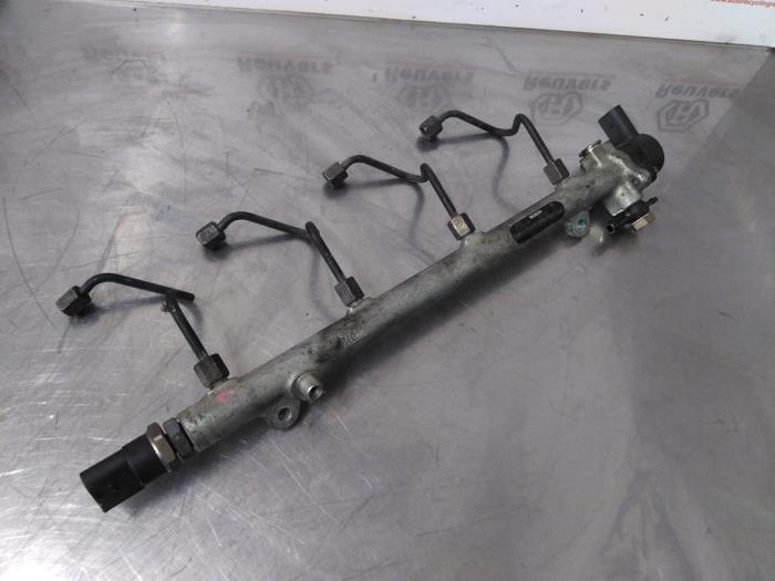 Fuel injector nozzle from a Mercedes-Benz Vito (638.1/2) 2.2 CDI 112 16V 2003