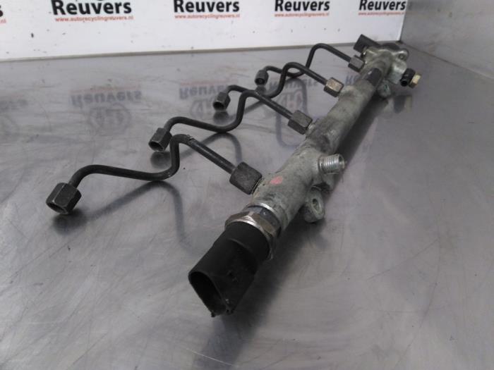 Fuel injector nozzle from a Mercedes-Benz Vito (638.1/2) 2.2 CDI 112 16V 2003