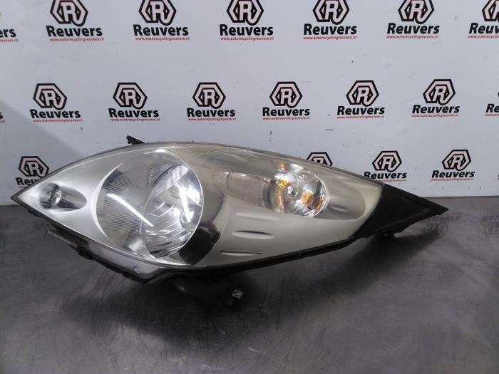 Używane Reflektor lewy Chevrolet Spark (M300) 1.0 16V Bifuel Cena € 50,00 Procedura marży oferowane przez Autorecycling Reuvers B.V.