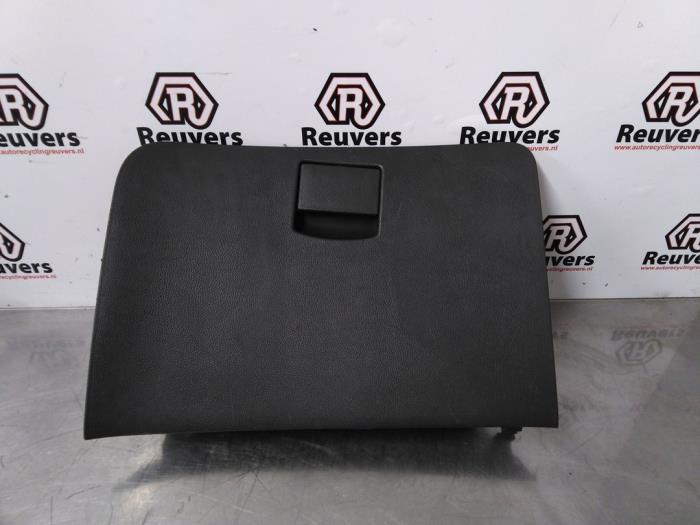 Gebrauchte Handschuhfach Chevrolet Spark (M300) 1.0 16V Bifuel Preis € 25,00 Margenregelung angeboten von Autorecycling Reuvers B.V.