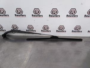 Used Front wiper arm Chevrolet Spark (M300) 1.0 16V Bifuel Price € 15,00 Margin scheme offered by Autorecycling Reuvers B.V.