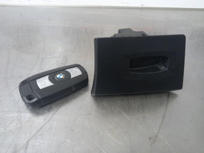 Ignition lock + key from a BMW 3 serie Touring (E91) 320d 16V 2010