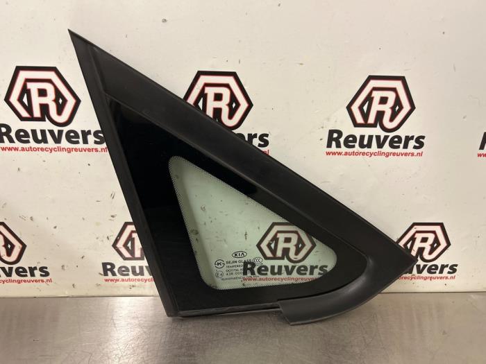 Usados Ventanilla triangular derecha delante Kia Carens III (FG) 2.0i CVVT 16V Precio € 25,00 Norma de margen ofrecido por Autorecycling Reuvers B.V.