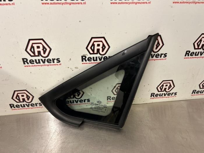 Usados Ventanilla triangular izquierda delante Kia Carens III (FG) 2.0i CVVT 16V Precio € 25,00 Norma de margen ofrecido por Autorecycling Reuvers B.V.