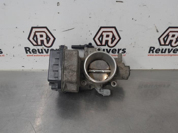 Gebrauchte Drosselklappengehäuse Peugeot 407 (6D) 1.8 16V Preis € 30,00 Margenregelung angeboten von Autorecycling Reuvers B.V.