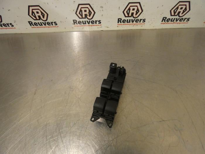 Usados Interruptor combinado de ventanillas Mitsubishi Space Star (A0) 1.0 12V Precio € 30,00 Norma de margen ofrecido por Autorecycling Reuvers B.V.