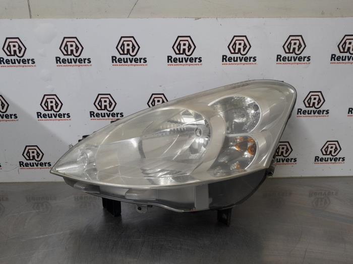 Używane Reflektor lewy Peugeot Partner (GC/GF/GG/GJ/GK) 1.6 HDI 90 16V Cena € 75,00 Procedura marży oferowane przez Autorecycling Reuvers B.V.