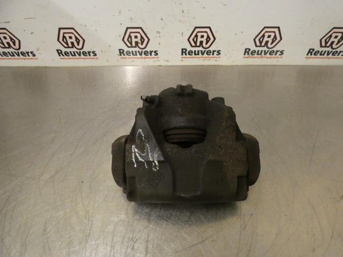 Gebrauchte Bremszange rechts vorne Renault Megane III Grandtour (KZ) 1.4 16V TCe 130 Preis € 25,00 Margenregelung angeboten von Autorecycling Reuvers B.V.