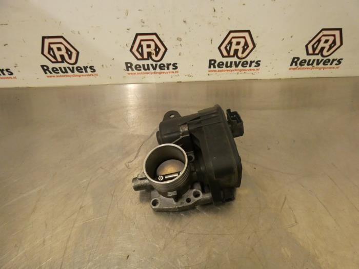 Gebrauchte Drosselklappengehäuse Peugeot 208 I (CA/CC/CK/CL) 1.2 Vti 12V PureTech 82 Preis € 35,00 Margenregelung angeboten von Autorecycling Reuvers B.V.