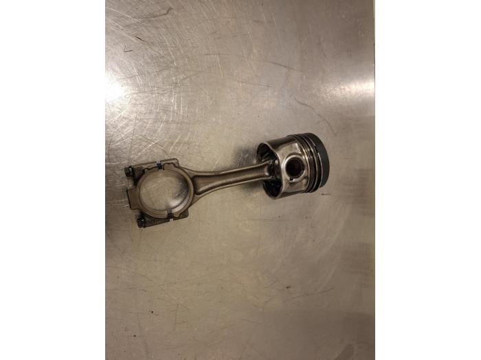 Usados Pistón Volkswagen Caddy III (2KA,2KH,2CA,2CH) 1.6 TDI 16V Precio € 50,00 Norma de margen ofrecido por Autorecycling Reuvers B.V.