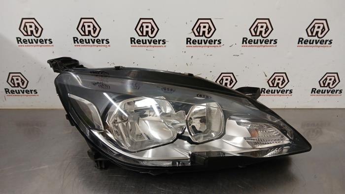 Używane Reflektor prawy Peugeot 308 SW (L4/L9/LC/LJ/LR) 1.2 12V e-THP PureTech 110 Cena € 175,00 Procedura marży oferowane przez Autorecycling Reuvers B.V.