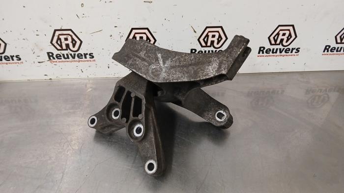 Usagé Support moteur Peugeot 308 SW (L4/L9/LC/LJ/LR) 1.2 12V e-THP PureTech 110 Prix € 25,00 Règlement à la marge proposé par Autorecycling Reuvers B.V.