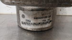 Pompe de direction d'un Volkswagen Polo IV (9N1/2/3) 1.2 12V 2005