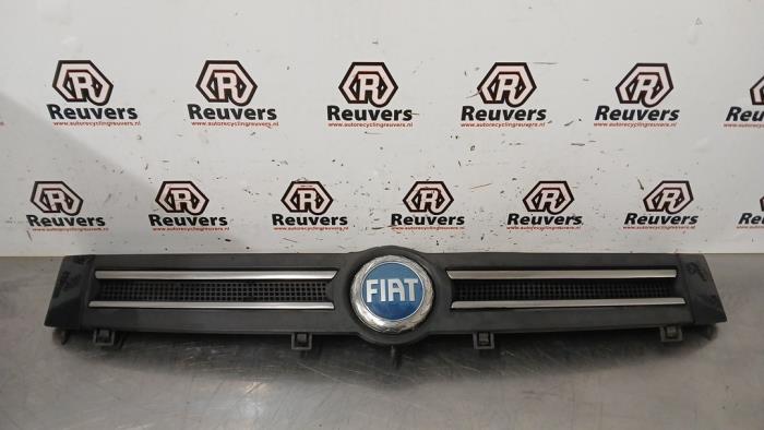 Używane Grill Fiat Panda (169) 1.2, Classic Cena € 25,00 Procedura marży oferowane przez Autorecycling Reuvers B.V.
