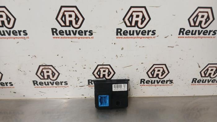 Usagé Ordinateur refroidisseur Peugeot 308 SW (L4/L9/LC/LJ/LR) 1.2 12V e-THP PureTech 110 Prix € 20,00 Règlement à la marge proposé par Autorecycling Reuvers B.V.