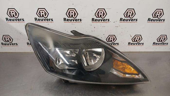 Używane Reflektor prawy Ford Focus 2 Wagon 1.6 TDCi 16V 110 Cena € 50,00 Procedura marży oferowane przez Autorecycling Reuvers B.V.