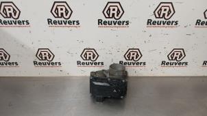Usagé Boitier papillon Renault Twingo II (CN) 1.2 16V Prix € 75,00 Règlement à la marge proposé par Autorecycling Reuvers B.V.