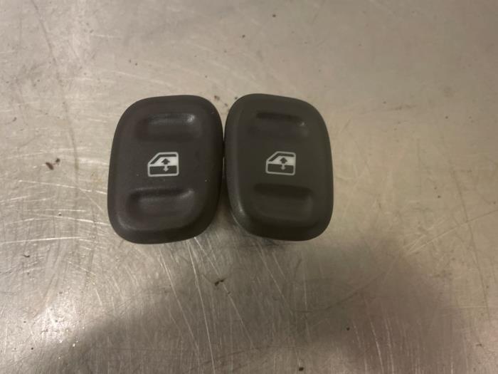 Usados Interruptor combinado de ventanillas Fiat Panda (312) 0.9 TwinAir 65 Precio € 15,00 Norma de margen ofrecido por Autorecycling Reuvers B.V.