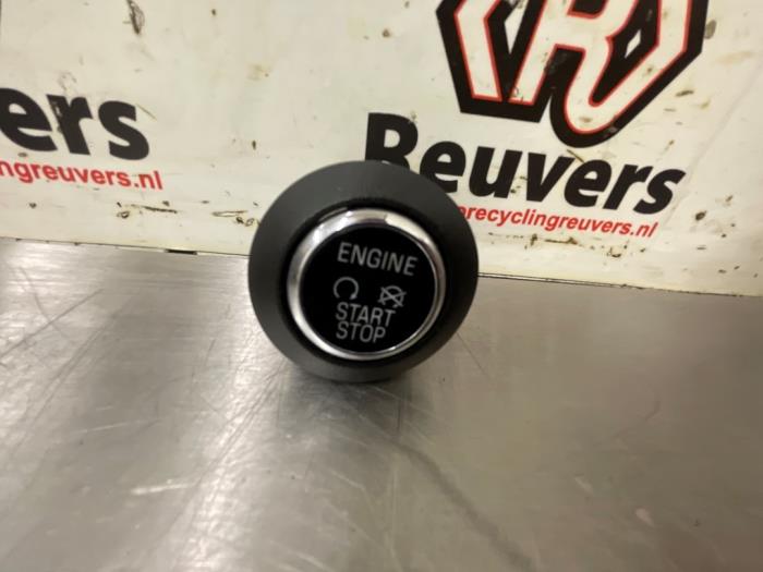 Usagé Commande start/stop Ford Focus 3 1.0 Ti-VCT EcoBoost 12V 125 Prix € 20,00 Règlement à la marge proposé par Autorecycling Reuvers B.V.