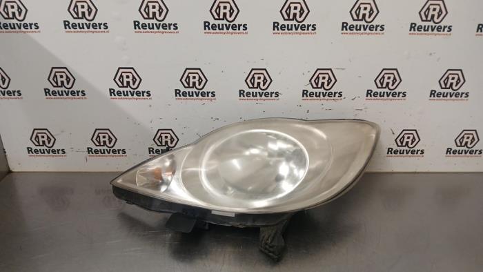 Używane Reflektor lewy Peugeot 107 1.0 12V Cena € 20,00 Procedura marży oferowane przez Autorecycling Reuvers B.V.