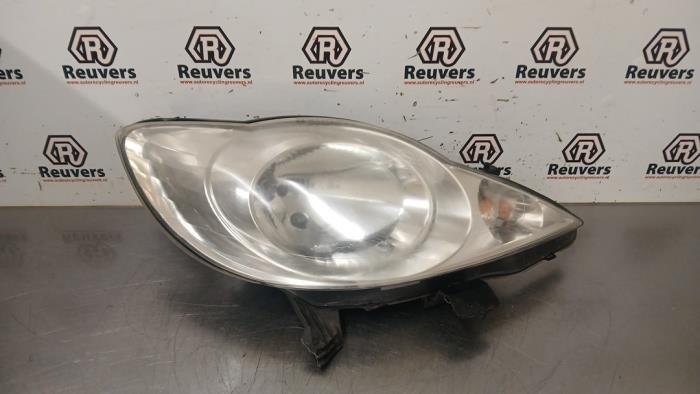Używane Reflektor prawy Peugeot 107 1.0 12V Cena € 20,00 Procedura marży oferowane przez Autorecycling Reuvers B.V.