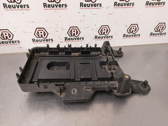 Begagnade Batterilåda Volkswagen Golf VI (5K1) 1.4 TSI 122 16V Pris € 15,00 Marginaltabell erbjuds av Autorecycling Reuvers B.V.